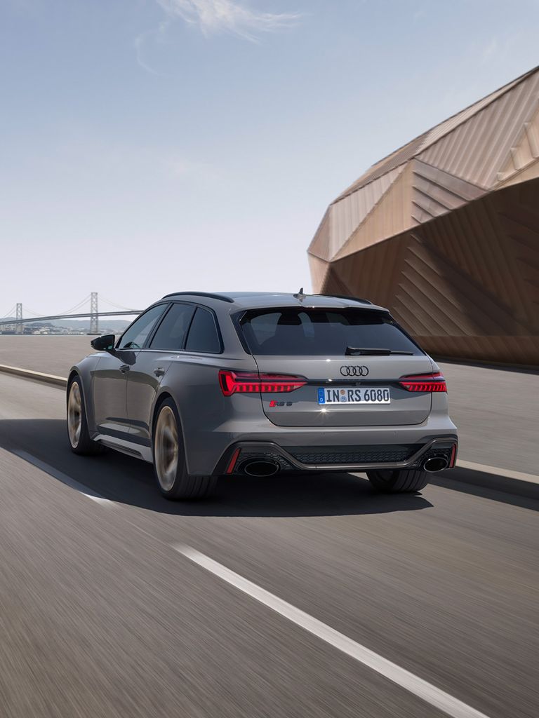 Dynamic rear view of the Audi RS 6 Avant performance