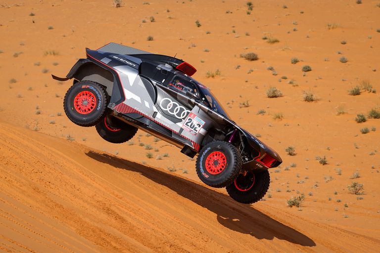 The Audi RS Q e-tron drives through the dunes.