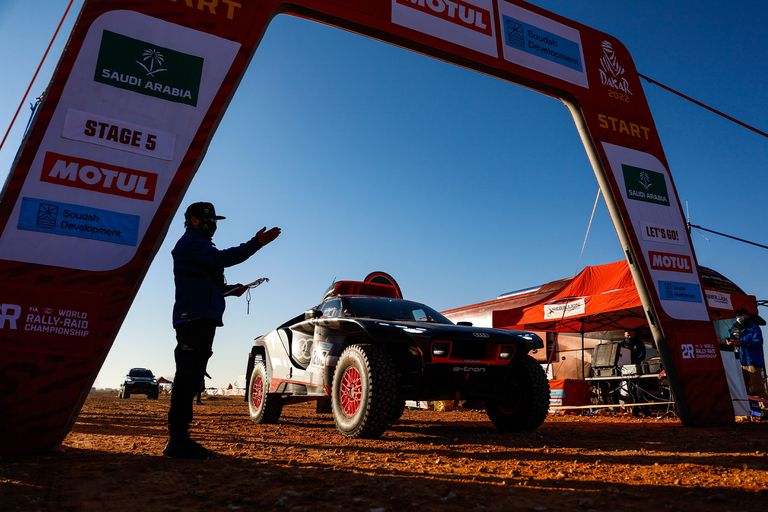 The Audi RS Q e-tron at the start of the fifth stage at the 2022 Dakar Rally.