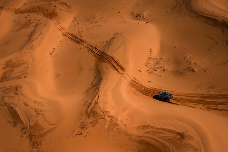 Bird's eye view of the Saudi Arabian desert landscape and the Audi RS Q e-tron. 