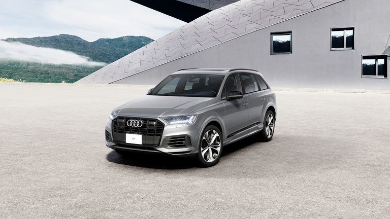 Frontal side view Audi Q7
